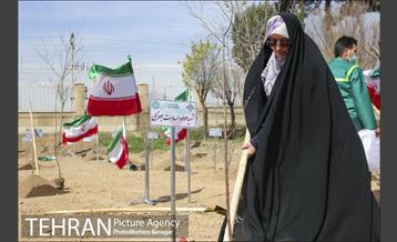 آیین بهره برداری از باغ راه شهدای مدافع سلامت 16