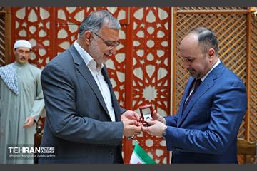 اهدای یادبود عمار موسی شهردار بغداد به علیرضا زاکانی شهردار تهران