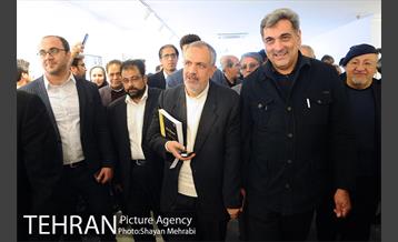 کتابگردی پیروز حناچی سرپرست شهرداری تهران در روز کتاب 35