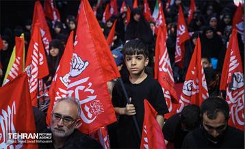 عزاداری روز عاشورا به نیابت از رهبر شهید انقلاب 33