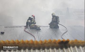 آتش‌سوزی انبار چسب در بازار تهران 26