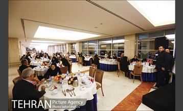 نشست صمیمانه خانواده های شهدای آتش نشان حادثه ساختمان پلاسکو با شهردار تهران 1