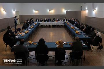 نشست صمیمانه شهردار منطقه 8 با نخبگان جامعه ارامنه 13