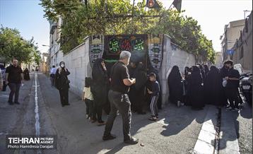 پذیرایی با چای ذغالی در استکان‌های کمر باریک، چند حبه قند و یک تکه نان قندی مخصوص این حسینیه است.