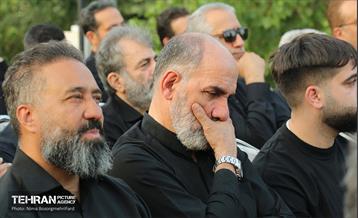 اهتزاز پرچم عزای حسینی بر فراز برج پرچم ایران 22