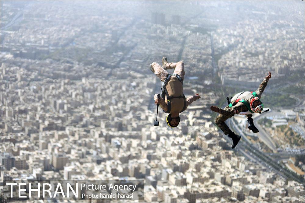 پرش دسته جمعی چتربازان "بیس جامپ" از برج میلاد 10