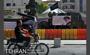 نمایشگاه دفاع مقدس در میدان بهارستان 25