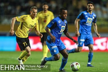 دیدار تیم های استقلال تهران و سپاهان اصفهان 17