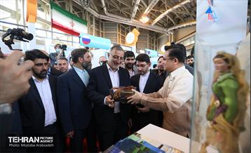 بازدید شهردار تهران از نمایشگاه شهرهای خواهرخوانده و توانمندی های مدیریت شهری تهران