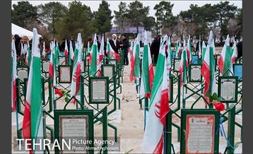 غبارروبی مزار شهدای آتش نشان باحضور خادمین حرم معصومه (س) 21