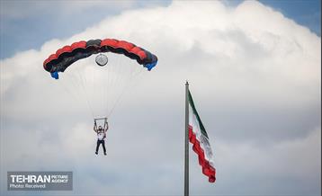 پرش چتربازان به مناسبت روز جمهوری اسلامی 2