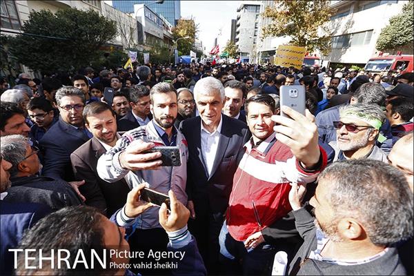 حضور شهردار تهران در راهپیمایی 13 آبان 7