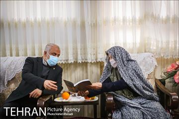 دیدار شهردار تهران با مادر شهیدان خالقی پور 13