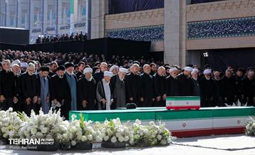 مراسم اقامه نماز بر پیکر آقای شهید ایران 42