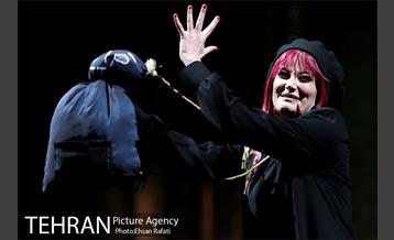 نمایش باغ آلبالو 42