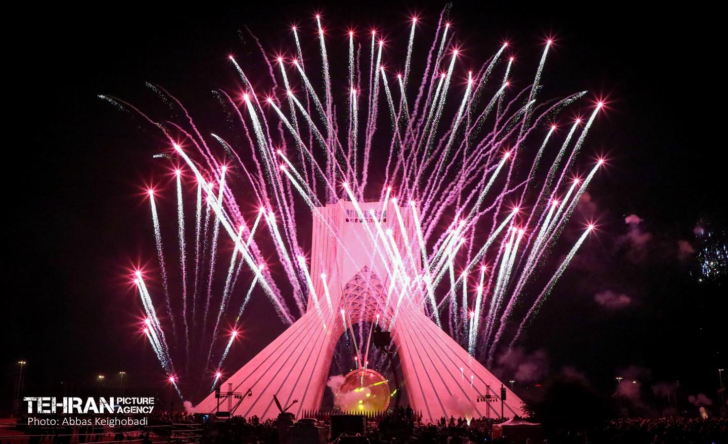 مدال افتخار انقلاب بر گردن برج آزادی 24