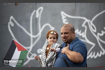 استقبال از خانواده شهدای غزه در میدان فلسطین تهران 14