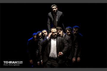 نمایش «تن‌ها» 18