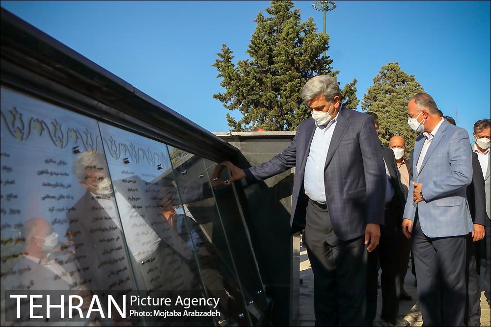 نصب اولین یادبود شهدا در میدان امام خمینی 16