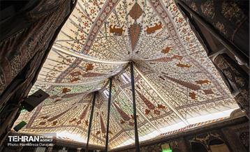 قدیمی‌ترین چادر حسینیه ۸۰ ساله است و آن را مرحوم خیام در اصفهان دوخته است. دومین چادر را نیز مرحوم خیام در سال ۱۳۴۵ دوخت. سومین چادر در سال ۱۳۷۵ توسط استاد علوی در اصفهان آماده شد. آخرین چادر نیز در سال ۱۳۹۴ از جنس برزنت برای حسینیه دوخته شد.