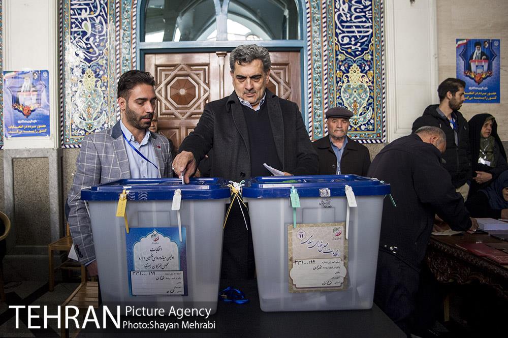 شرکت پیروز حناچی شهردار تهران در انتخابات مجلس شورای اسلامی 10