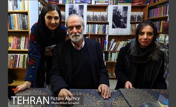 رونمایی و جشن امضای کتاب خانه ای با شیروانی قرمز در نشر ثالث‎ 16