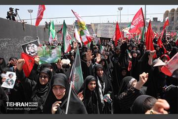 اقامه نماز بر پیکر آقای شهید ایران - 1 5