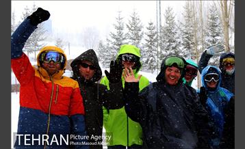 نخستین دوره مسابقات بین‌المللی «والیبال برفی» در پیست دیزین