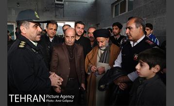 ادای احترام سرکلانترغرب تهران ومردم به شهدای آتش نشان ساختمان پلاسکو‎ 16