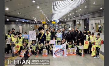 اجرای برنامه تاتر ترافیکی برای کودکان و دانش آموزان در مترو  راه آهن 26