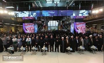 اهتزاز پرچم سبز رضوی بر فراز برج پرچم ایران 35