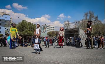 جشن بهار اولی‌ها با عروسک‌های غول پیکر 5