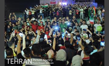 شادی خیابانی مردم بعد از پیروزی تیم ملی ایران 6