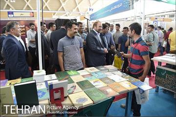 بازدید شهردار تهران از نمایشگاه کتاب در مجموعه شهر آفتاب 5