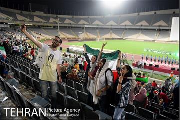 تماشای دیدار تیم‌های ملی ایران و پرتقال در استادیوم آزادی 32