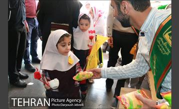 اهدای هدایای ویژه به دانش آموزان دبستان دخترانه شهید خوشنویسان 16