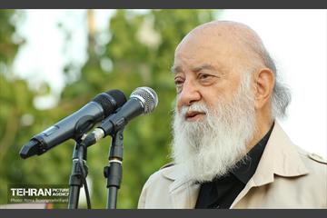 اهتزاز پرچم عزای حسینی بر فراز برج پرچم ایران 3