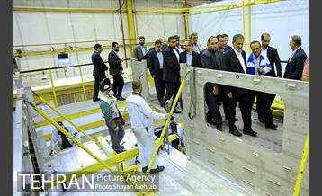 بازدید معاون اول رئیس جمهور به همراه شهردار تهران از کارخانه واگن‌سازی تهران 20