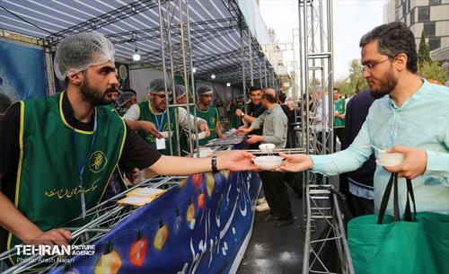 خدمت‌رسانی مواکب منطقه10 به نمازگزاران عید سعید فطر 7