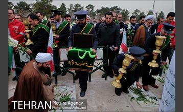 غبارروبی مزار شهدای آتش نشان باحضور خادمین حرم معصومه (س) 8