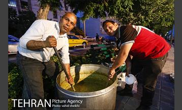 افطاری ساده راننده های تاکسی در پایانه تاکسیرانی صادقیه 9