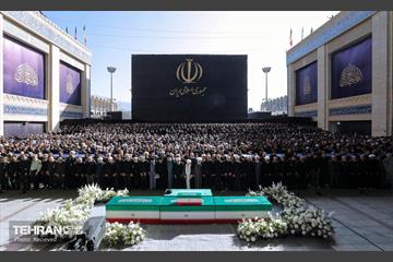 مراسم اقامه نماز بر پیکر آقای شهید ایران 39