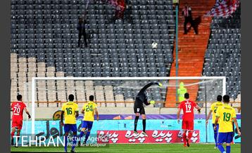 دیدار تیم‌های فوتبال پرسپولیس - صنعت نفت آبادان 3