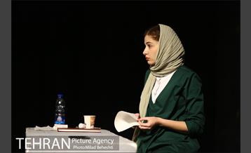 نمایش چند تکه لغزان، بر لبه سران یک وضعیت پیچان‎ 18