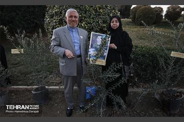 کاشت نهال به یاد شهدا در برج میلاد 10