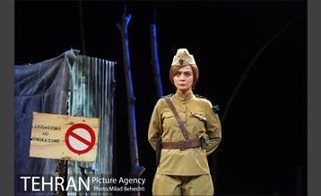 نمایش صبح یک روز لعنتی‎ 2