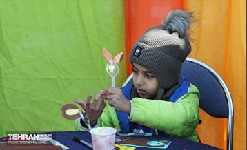 پنجره‌ای رو به آسمان آبی در منطقه 3 5