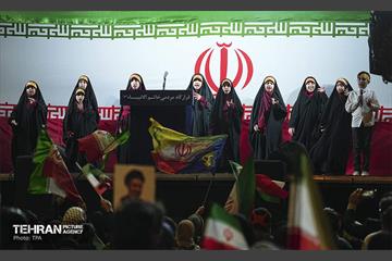 آیین بدرقه زائر اولی‌ها به‌ سوی عتبات عالیات در میدان انقلاب 49