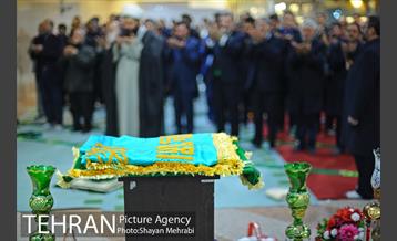 اهتزاز پرچم مسجد جمکران در برج میلاد 1