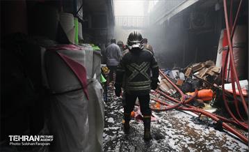 آتش‌سوزی انبار چسب در بازار تهران 6